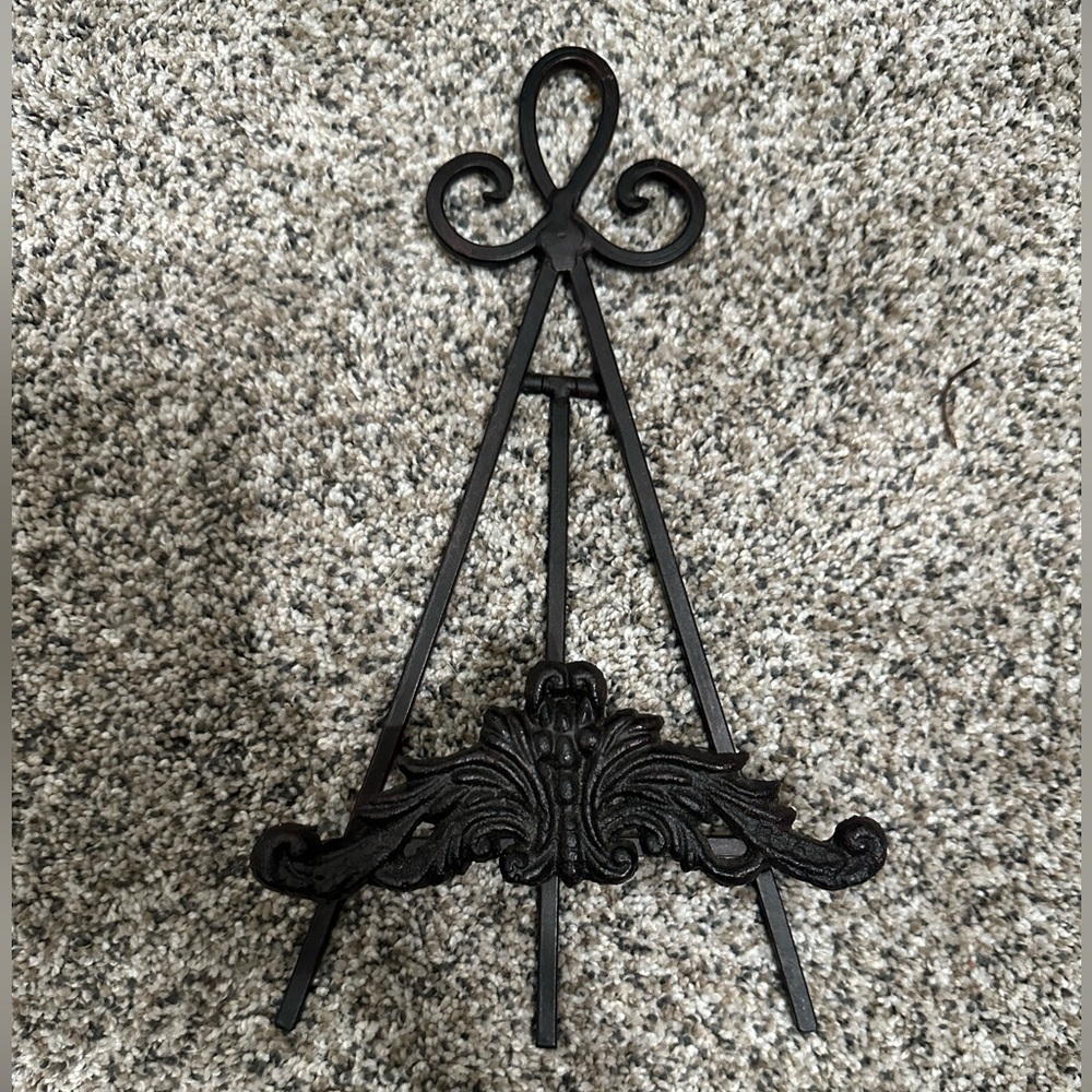 IRON TABLETOP EASEL. COLOR BLACK.